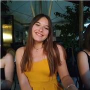 studentessa universitaria offre lezioni di lingue